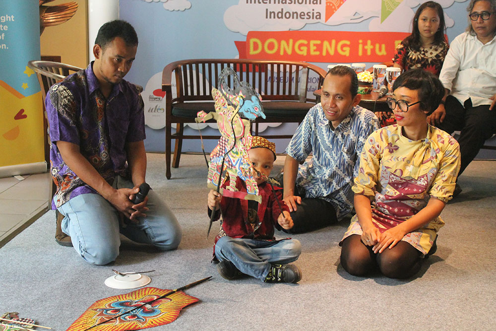 Zahir tengah memamerkan kemempuan mendalangnya